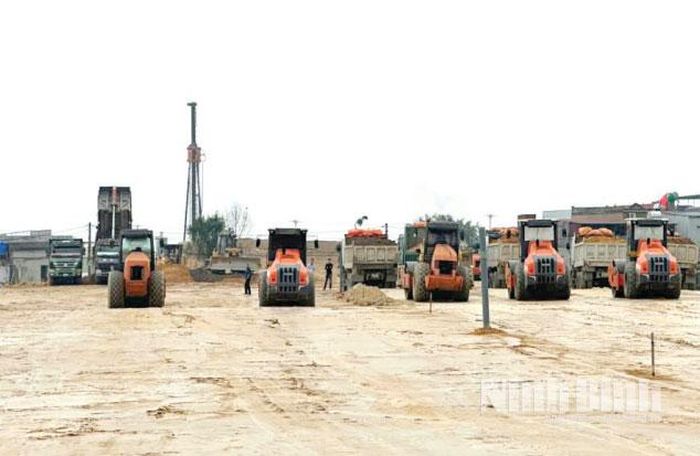 Thi công dự án đường bộ cao tốc Ninh Bình - Hải Phòng, công trình vừa được bổ sung vốn đầu tư theo Nghị quyết số 46/NQ-HĐND của HĐND tỉnh. (Ảnh tư liệu)