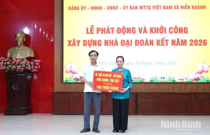 Đại diện các nhà hảo tâm trao tặng hỗ trợ tại lễ phát động và khởi công xây dựng nhà Đại đoàn kết.