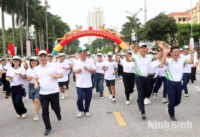Các đại biểu tham gia chạy tại chương trình.