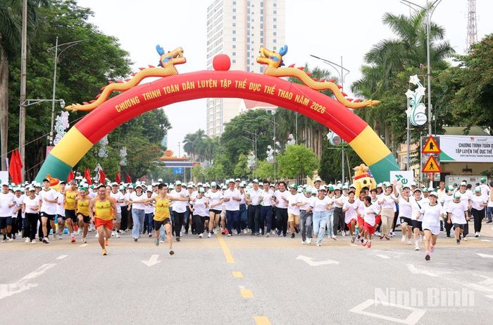 Đông đảo người dân tham gia chạy tại chương trình.