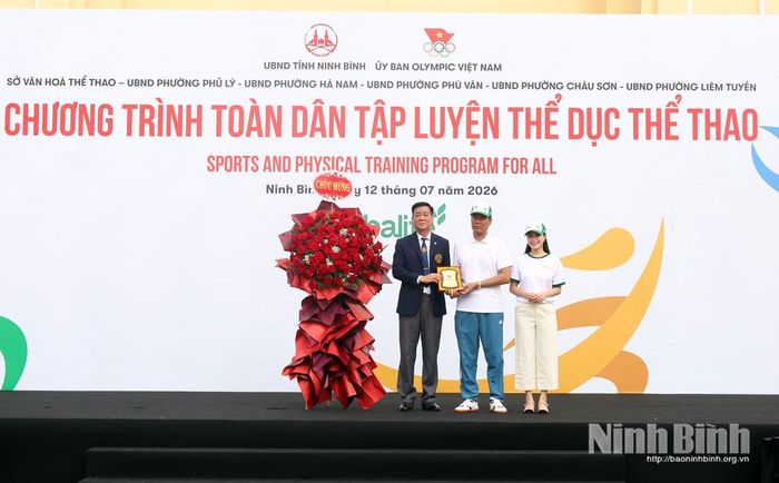 Lãnh đạo Ủy ban Olympic Việt Nam trao Kỷ niệm chương cho Ban tổ chức.
