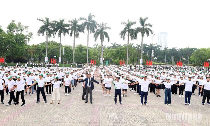 Các đồng chí lãnh đạo tham gia bài tập thể dục thể thao tại chương trình.