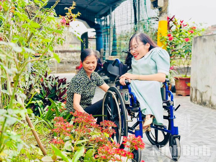 Mẹ của Ngọc Tâm - bà Nguyễn Thanh Sự luôn là "đôi chân", là điểm tựa để cô vượt qua nghịch cảnh.