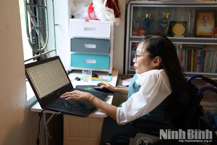 Dù không đến trường, Nguyễn Thị Ngọc Tâm vẫn bền bỉ tự học, nuôi dưỡng ước mơ trở thành cô giáo.