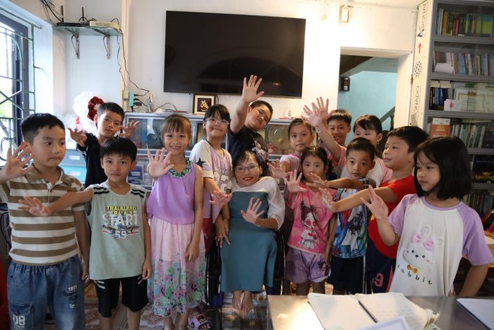 Lớp học nhỏ bé của cô giáo xương thủy tinh luôn đầy ắp tiếng cười.