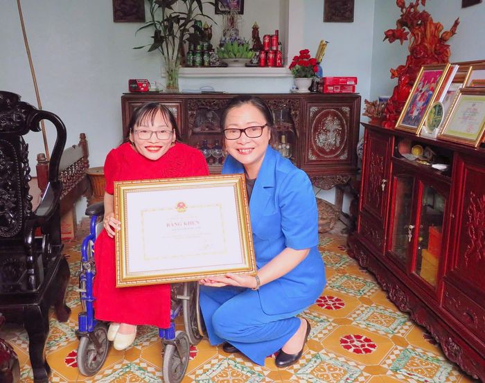 Thứ trưởng Bộ Giáo dục và Đào tạo Nguyễn Thị Quyên Thanh thăm hỏi, động viên cô giáo Nguyễn Thị Ngọc Tâm và ghi nhận những đóng góp của cô đối với công tác giáo dục cộng đồng, khuyến học tại địa phương.