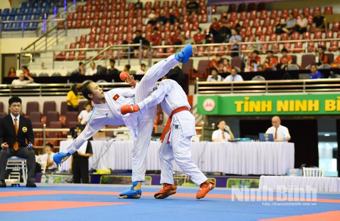 Trận thi đấu chung kết nội dung đối kháng đồng đội nữ.