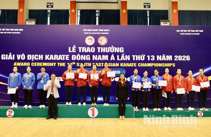 Ban tổ chức trao HCV, HCB, HCĐ nội dung biểu diễn đồng đội nữ.