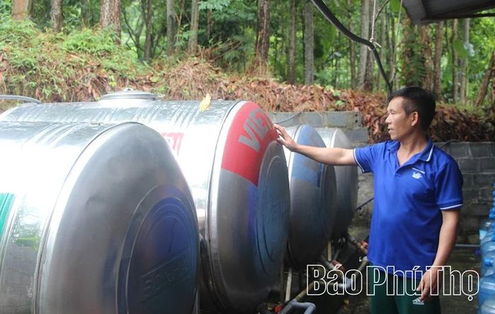 Nguồn nước sạch được khai thác từ lòng chảo xã Minh Hòa, sau đó được dẫn về các téc chứa là nguyên liệu để tạo nên sản phẩm nước uống tinh khiết mang thương hiệu địa phương.