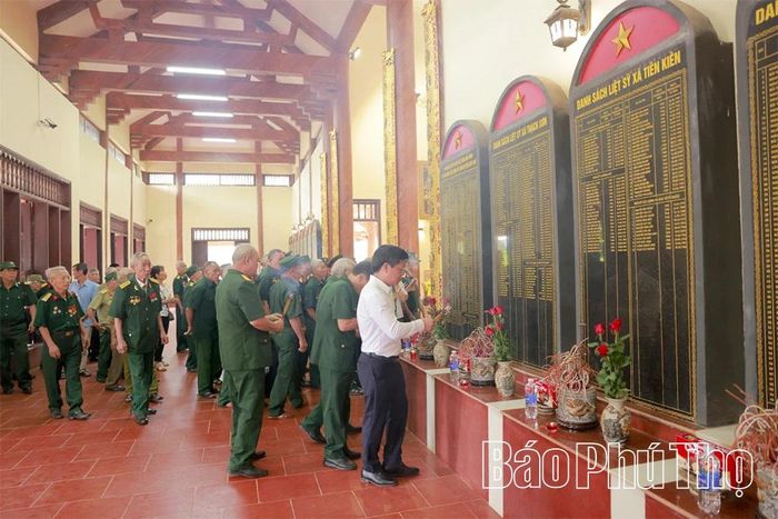 Các đại biểu dâng hương, hoa tri ân, tưởng niệm các Anh hùng liệt sĩ tại Đền tưởng niệm các Anh hùng Liệt sĩ xã Lâm Thao.
