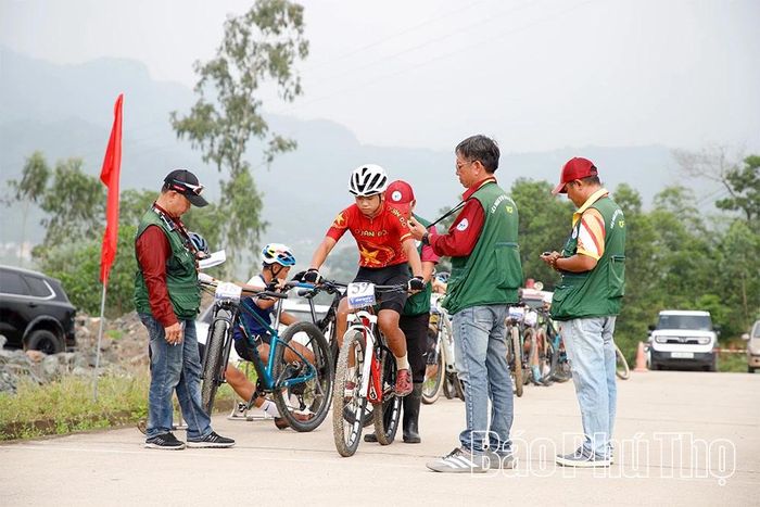 Các vận động viên vào vạch xuất phát thi đấu nội dung băng đồng Olympic nam.