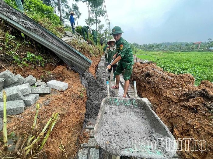 Bộ đội Biên phòng chung sức xây dựng một số tuyến kênh mương nội đồng.