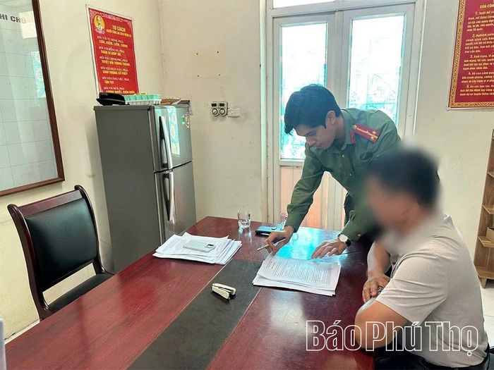 Cán bộ Công an xã Yên Lạc tuyên truyền, giải thích để người dân hiểu và chấp hành đúng quy định của pháp luật.
