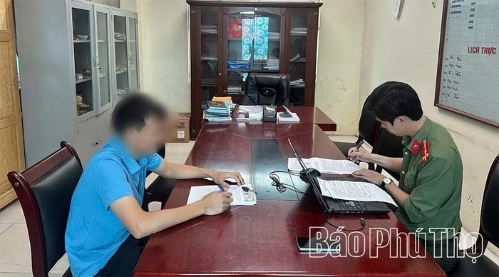 Công an xã Yên Lạc làm việc với các trường hợp tương tác trên trang "Thoibao.de".