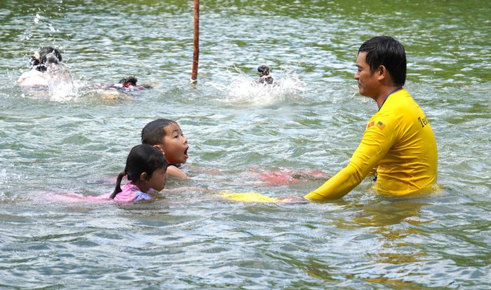 Lớp học bơi “0 đồng” đã giúp hàng trăm trẻ em nơi đây tiếp cận các kỹ năng bơi lội và phòng, chống đuối nước - Ảnh: C.H