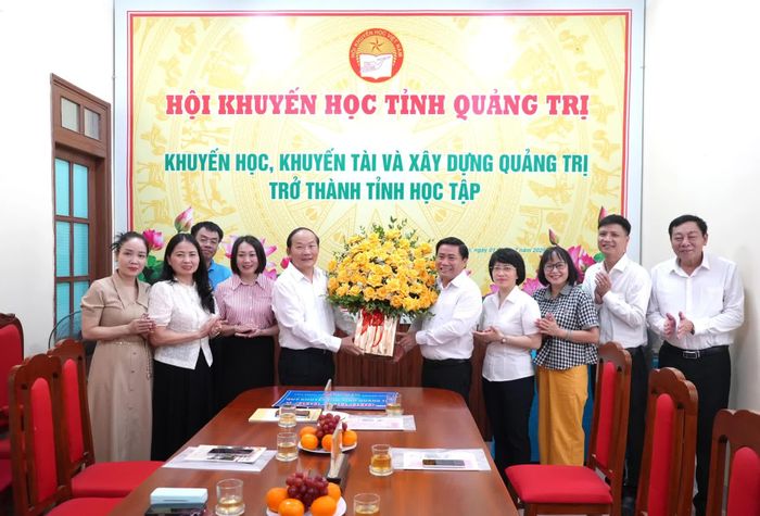 Đại diện lãnh đạo Hội khuyến học tỉnh Quảng Trị tặng hoa đoàn công tác của đồng chí Bí thư Tỉnh ủy Khánh Hòa - Ảnh: T.Đ