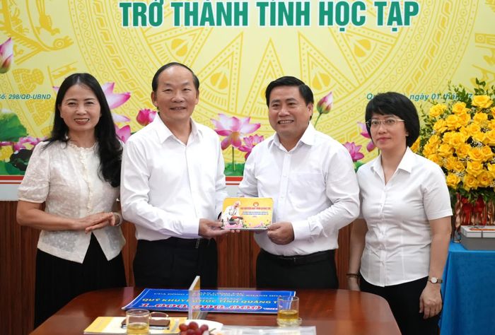 Đại diện lãnh đạo Hội khuyến học tỉnh Quảng Trị tặng quà đồng chí Lâm Đông, Phó Bí thư Tỉnh ủy, Chủ tịch HĐND tỉnh Khánh Hòa - Ảnh: T.Đ