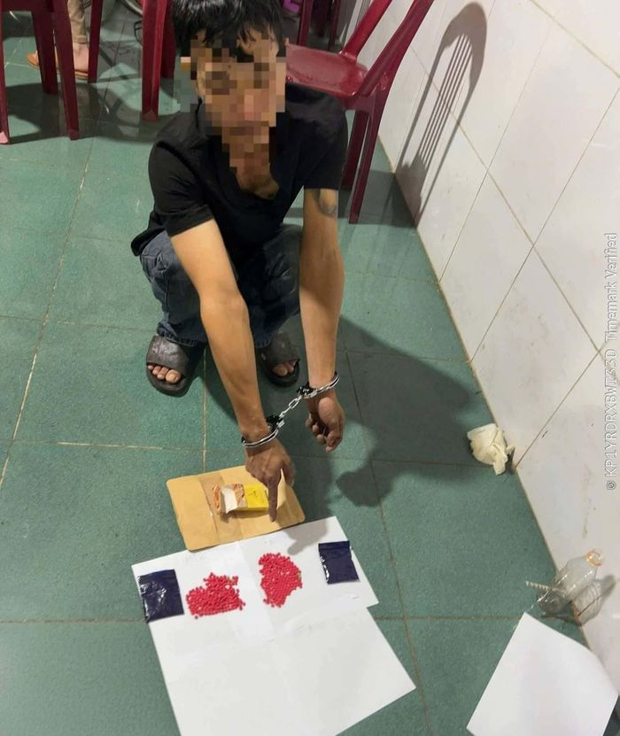 Đối tượng N.V.T. cùng với tang vật là 412 viên nén màu hồng và màu xanh, nghi là chất ma túy - Ảnh: T.H