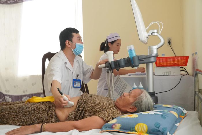 Người dân khám sức khỏe định kì tại Trạm Y tế phường Đồng Hới - Ảnh: H.L