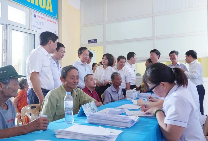 Đồng chí Hoàng Xuân Tân, Phó Chủ tịch UBND tỉnh động viên đội ngũ y, bác sĩ trong ngày đầu triển khai chiến dịch - Ảnh: H.L