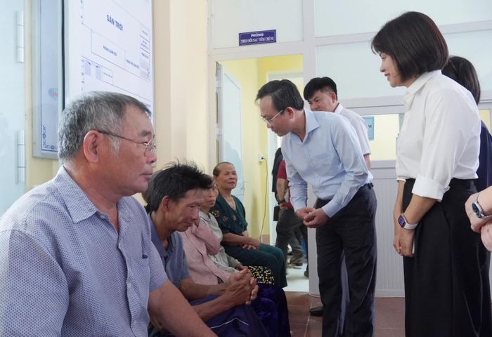 Đồng chí Hoàng Xuân Tân, Phó Chủ tịch UBND tỉnh thăm hỏi, động viên người dân đến khám sức khỏe - Ảnh: H.L