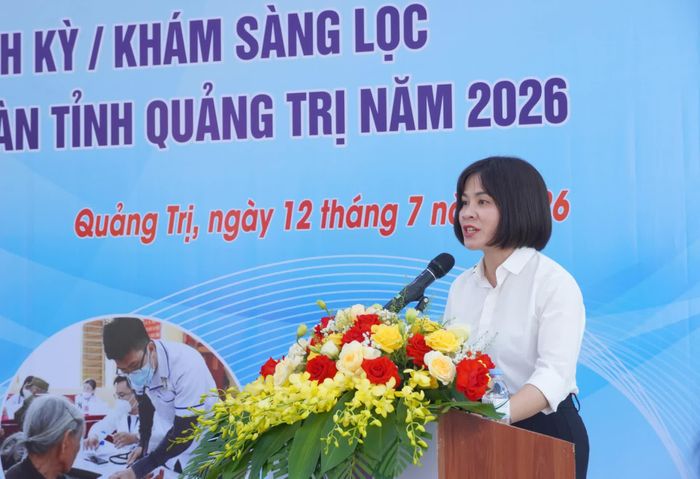 Đại diện lãnh đạo Sở Y tế phát động Chương trình khám sức khỏe định kỳ, khám sàng lọc cho người dân trên địa bàn tỉnh Quảng Trị năm 2026 - Ảnh: H.L