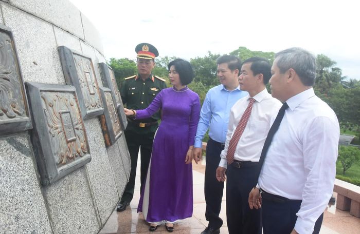 Các đồng chí lãnh đạo TP. Hà Nội và lãnh đạo tỉnh Quảng Trị thăm viếng tại Di tích quốc gia đặc biệt Thành Cổ Quảng Trị - Ảnh: Đ.V