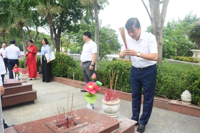Đồng chí Lê Hồng Vinh, Phó Bí thư Tỉnh ủy, Chủ tịch UBND tỉnh thắp hương lên phần mộ liệt sĩ - Ảnh: Đ.V