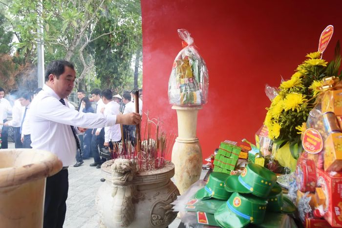 Đồng chí Trần Đức Thắng, Bí thư Thành ủy Hà Nội dâng hương tại Nhà tưởng niệm các anh hùng liệt sĩ TP. Hà Nội ở Nghĩa trang liệt sĩ quốc gia Trường Sơn - Ảnh: Đ.V