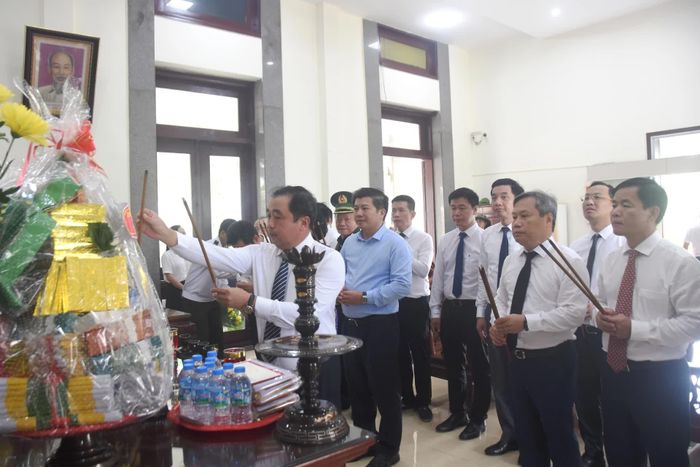 Đồng chí Trần Đức Thắng, Bí thư Thành ủy Hà Nội và các đại biểu dâng hương tại Nhà tưởng niệm Chủ tịch Hồ Chí Minh ở Nghĩa trang liệt sĩ quốc gia Đường 9 - Ảnh: Đ.V