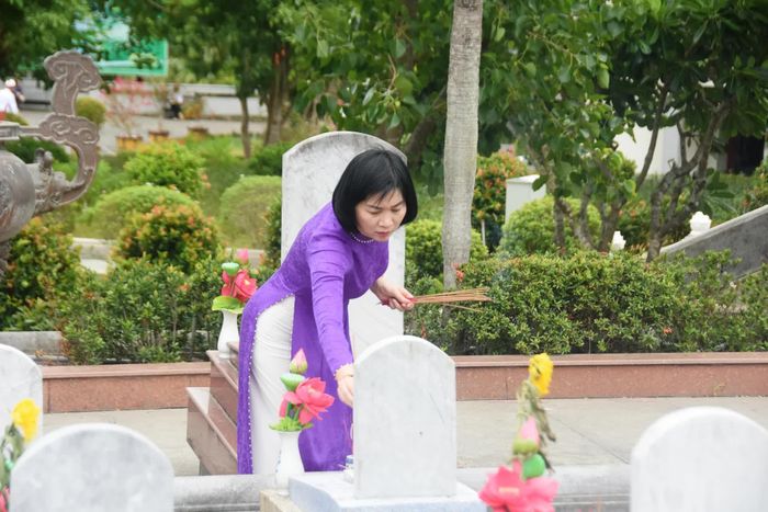 Đồng chí Phùng Thị Hồng Hà, Phó Bí thư Thành ủy, Chủ tịch HĐND TP. Hà Nội thắp hương lên phần mộ liệt sĩ - Ảnh: Đ.V