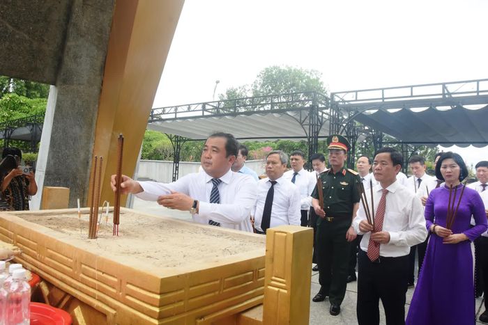 Đồng chí Trần Đức Thắng, Bí thư Thành ủy Hà Nội và đoàn dâng hương tại Nghĩa trang liệt sĩ quốc gia Đường 9 - Ảnh: Đ.V