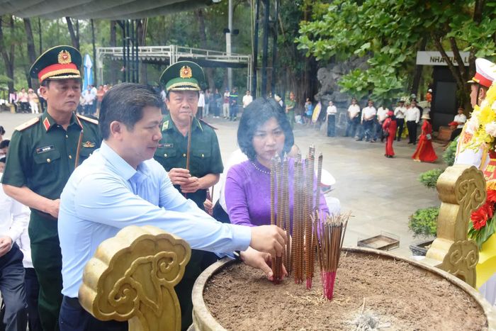 Đồng chí Trần Vũ Khiêm, Phó Bí thư Thường trực Tỉnh ủy, Trưởng đoàn đại biểu Quốc hội tỉnh dâng hương tại Nghĩa trang liệt sĩ quốc gia Trường Sơn - Ảnh: Đ.V