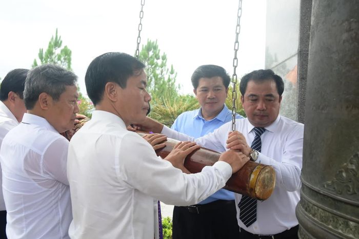 Các đồng chí lãnh đạo TP. Hà Nội và lãnh đạo tỉnh Quảng Trị thực hiện nghi thức thỉnh chuông tại Nghĩa trang liệt sĩ quốc gia Đường 9 - Ảnh: Đ.V
