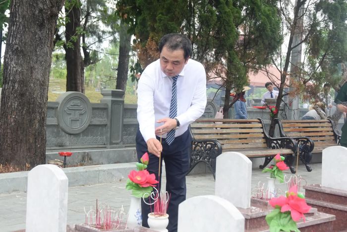 Đồng chí Trần Đức Thắng, Bí thư Thành ủy Hà Nội thắp hương lên các phần mộ liệt sĩ - Ảnh: Đ.V