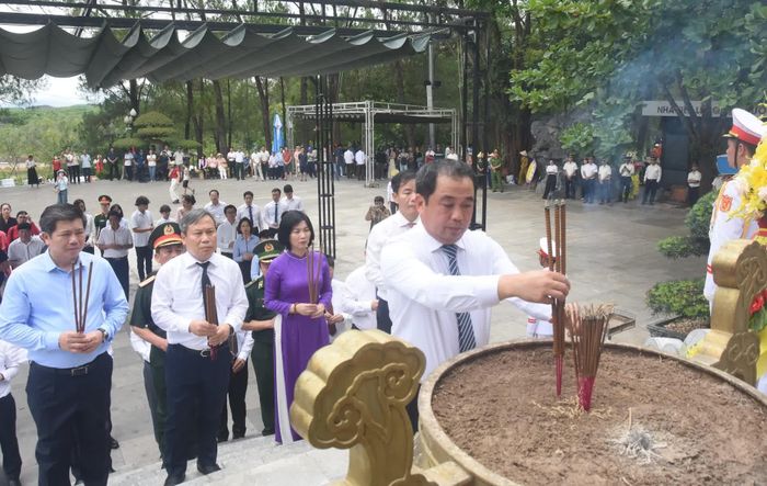 Đồng chí Trần Đức Thắng, Bí thư Thành ủy Hà Nội và các đại biểu dâng hương tại Nghĩa trang liệt sĩ quốc gia Trường Sơn - Ảnh: Đ.V