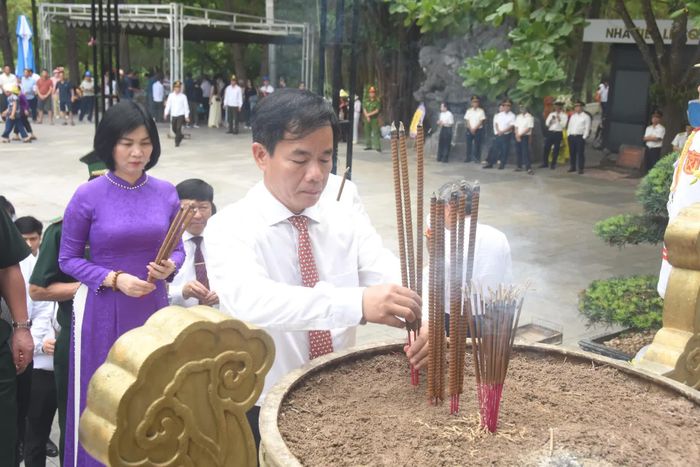 Đồng chí Nguyễn Văn Phương, Bí thư Tỉnh ủy dâng hương tại Nghĩa trang liệt sĩ quốc gia Trường Sơn - Ảnh: Đ.V