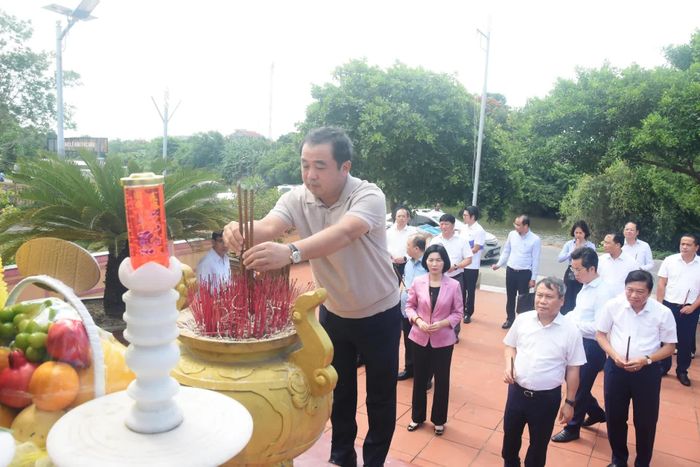 Đồng chí Trần Đức Thắng, Bí thư Thành ủy Hà Nội và đoàn dâng hương tại Đài tưởng niệm anh hùng liệt sĩ Lê Thị Tuyết, ở xã Vĩnh Định - Ảnh: Đ.V