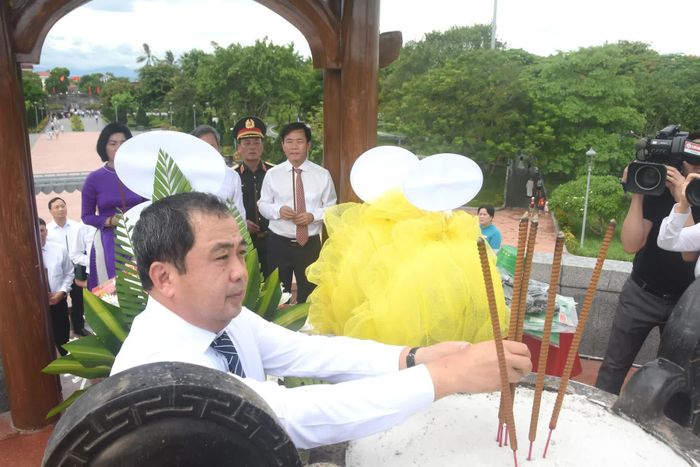 Đồng chí Trần Đức Thắng, Bí thư Thành ủy Hà Nội dâng hương tại Di tích quốc gia đặc biệt Thành Cổ Quảng Trị - Ảnh: Đ.V