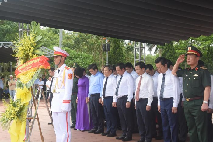 Các đại biểu dành phút mặc niệm tưởng nhớ, tri ân các anh hùng liệt sĩ - Ảnh: Đ.V