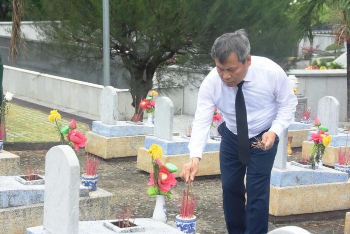 Đồng chí Vũ Đại Thắng, Phó Bí thư Thành ủy, Chủ tịch UBND TP. Hà Nội thắp hương lên các phần mộ liệt sĩ - Ảnh: Đ.V