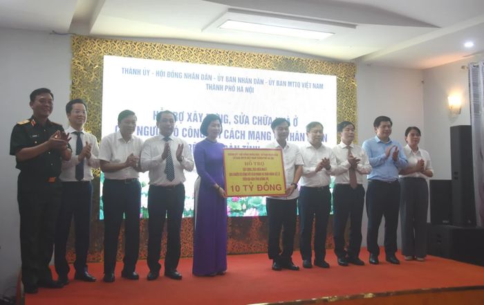 Đoàn công tác Thành ủy-HĐND-UBND-Ủy ban MTTQ Việt Nam TP. Hà Nội trao tặng tỉnh Quảng Trị kinh phí hỗ trợ xây dựng, sửa chữa nhà ở cho người có công với cách mạng và thân nhân liệt sĩ - Ảnh: Đ.V