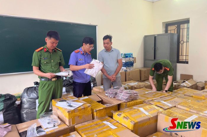 Các lực lượng chức năng kiểm tra số hàng hóa của đối tượng Nguyễn Mạnh Cường làm giả