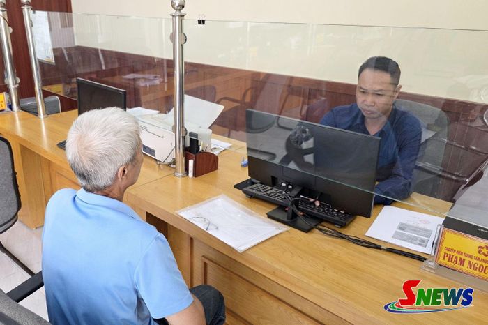 Người dân đến làm thủ tục hành chính tại Trung tâm Phục vụ hành chính công xã Phù Yên.