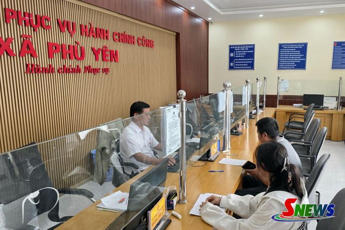 Người dân dễ dàng tiếp cận các dịch vụ công tại Trung tâm Phục vụ hành chính công xã Phù Yên.