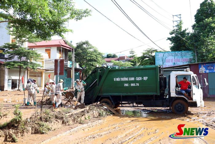 Công ty cổ phần Môi trường và Dịch vụ đô thị Sơn La - Chi nhánh Mường La khắc phục hậu quả sau mưa lũ.