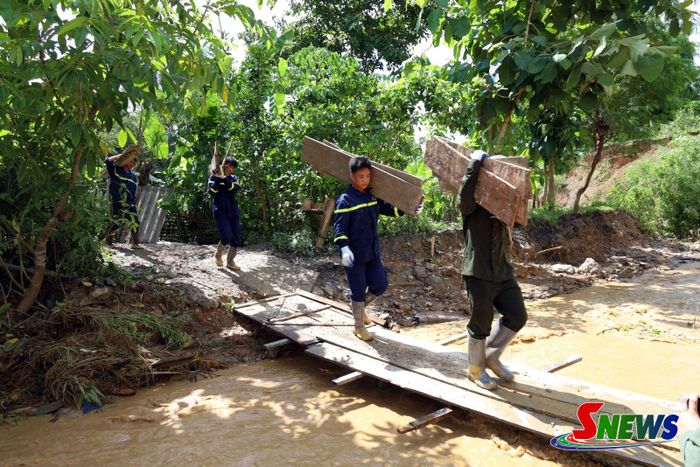Lực lượng PCCC&amp;CNCH khu vực Mường La hỗ trợ người dân di chuyển nhà ở ra khỏi khu vực bị sạt lở.