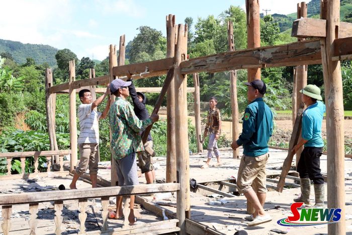 Di chuyển nhà ở tại bản Tong ra khỏi khu vực bị sạt lở.