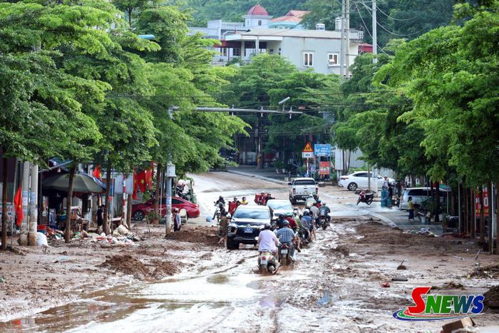 Mưa lớn làm đất đá tràn ra đường tại tiểu khu 2.