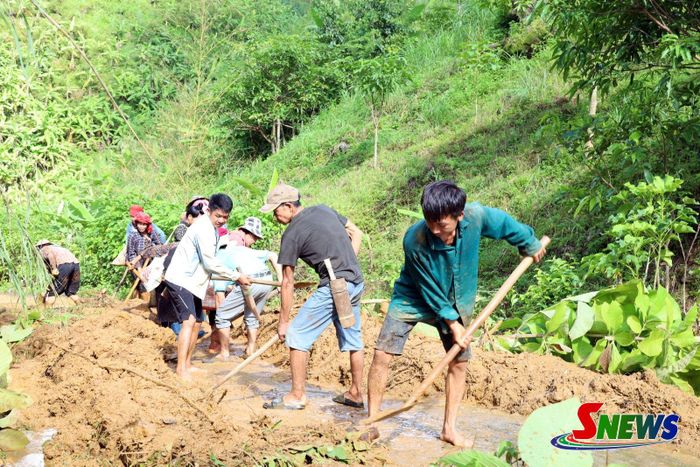 Nhân dân bản Ten san gạt đất, mở thông tuyến đường sau mưa lũ.